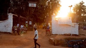 En man passerar ingången till det regionala sjukhuset i Bambari, Centralafrikanska republiken