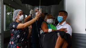 En covidpatient i Amazonasregionen, Brasilien, blir buren till ambulansen.
