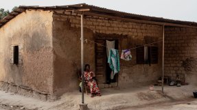 France Beldo sitter på verandan utanför sitt hem i Bangui, Centralafrikanska republiken.