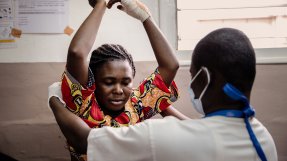Personal på Läkare Utan Gränsers sjukhus i Bangui, Centralafrikanska republiken, hjälper France Beldo att ta av sig blusen.
