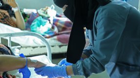 En av Läkare Utan Gränsers sjuksköterskor kontrollerar en patient och hennes barn på ett sjukhus i Jemen.