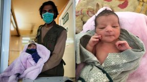 En pappa visar upp sin nyfödda son i Afghanistan, den nyfödda pojken.
