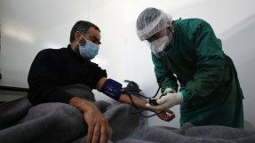 En man med covid-19 i nordvästra Syrien tas om hand av Läkare Utan Gränser.