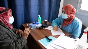 Läkare Utan Gränsers team undersöker en patient i Hebron på Västbanken.