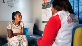 En socialarbetare från Läkare Utan Gränser, som arbetar på en klinik i Rustenburg, Sydafrika, samtalar med Rosina Seela Moole som utsatts för sexuellt våld.
