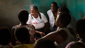 Läkare Utan Gränsers sjuksköterska Chrissie Nasiyo sitter tillsammans med en grupp sexarbetare vid en uppsökande klinik i Nsanje, Malawi.