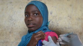 Shila, 9 år, får HPV-vaccin som skydd mot livmoderhalscancer av Läkare Utan Gränser i Chiradzulu, Malawi. Eftersom cancervården inte är så utbyggd är förebyggande vaccinationsinsatser desto viktigare. 