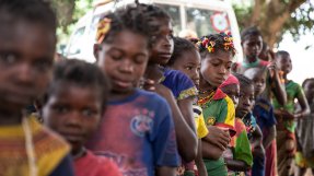 Barn i Ndongue i Centralafrikanska republiken väntar på att vaccineras mot mässling.