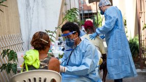 Medicinsk personal undersöker en kvinna i Vaz Lobo, Rio de Janeiro, Brasilien.