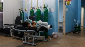 En kvinna ligger på en brits i en sjukhuskorridor på sjukhuset i staden Porto Velho, Rondônia, Brasilien, där Läkare Utan Gränser arbetar med att vårda covidpatienter.