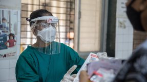 En anställd från Läkare Utan Gränser, i skyddskläder, på Pandit Madan Mohan Malviya Shatabdi sjukhus i Indien.