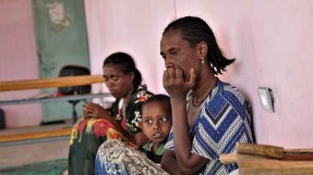 Wagiha sitter med sina barn i en skola i staden Abi Adi, centrala Tigray, Etiopien.⁣