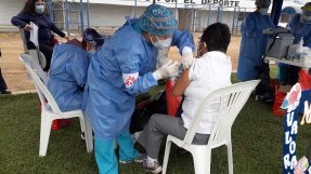 Personal från Läkare Utan Gränser vaccinerar en kvinna i Peru mot covid-19.