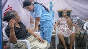 En anställd på Läkare Utan Gränser undersöker en patient i El Salvador