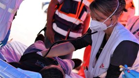 Läkaren Natalie Thurtle, medicinsk koordinator för Läkare Utan Gränser, ser efter en man som ligger på en bår efter sammandrabbningar i Jerusalem.