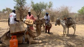 Vårt team lastar förnödenheter på en kamel på väg till byn Dilli, Sudan.