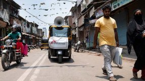 Läkare Utan Gränsers team sprider hälsoinformation kring covid-19 från en tuk-tuk i Mumbai, Indien.