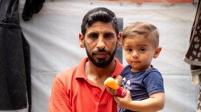 Jaber Alsoudy från Syrien bor med sin fru och son i ett läger på Samos sedan november 2019. 