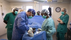 Ett kirurgiteam i arbete på Läkare Utan Gränsers sjukhus i Port-au-Prince, Haiti