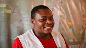 Elvis, ambulanssjuksköterska för Läkare Utan Gränser i västra Kamerun