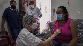 En kvinna med covid-19 undersöks av Läkare Utan Gränser i Fortaleza, Brasilien.