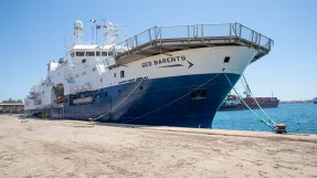 Vårt sök- och räddningsfartyg Geo Barents i hamnen i Augusta, Sicilien.