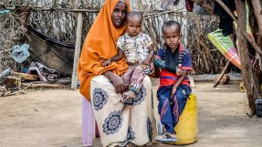 Fatuma Bares tillsammans med sina söner Abdirahman Ali Diyat och Abdullahi Ali Diyat i flyktinglägret Dadaab i Kenya.