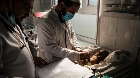 Läkarna Daud och Asadullah Mal undersöker en patient på intensivvårdsavdelningen på Boost sjukhus i Lashkar Gah, Afghanistan.