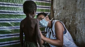 En läkare undersöker ett undernärt barn i Amboasary, Madagaskar. 