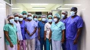 Ett medicinskt team, inklusive två kirurger och en operationssjuksköterska, reste dagen efter jordbävningen som drabbade Haiti den 14 augusti till Jérémie för att behandla skadade på St. Antoines sjukhus.