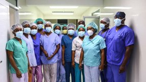 Ett medicinskt team, inklusive två kirurger och en operationssjuksköterska, reste dagen efter jordbävningen som drabbade Haiti den 14 augusti till Jérémie för att behandla skadade på St. Antoines sjukhus.
