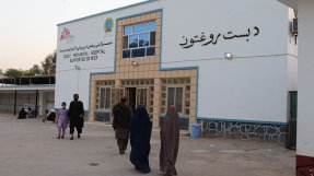 Ingången till Boost sjukhus i Lashkar Gah, Afghanistan.