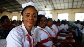 Sjuksköterskor och barnmorskor sitter på rad vid en examensceremoni i Sierra Leone.
