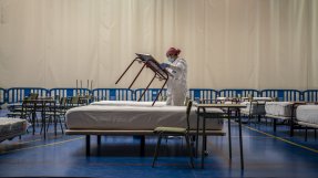 En av våra anställda sätter upp bord och sjukhussängar i vårt provisoriska covid-19-center i Leganés i Spanien, 2020.