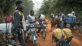 Mässlingvaccin levereras med motorcykel i Kongo-Kinshasa.