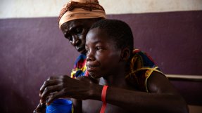 Maxime, som fått mässling, sitter i sin mammas famn på sjukhuset Bossangoa i Centralafrikanska republiken.