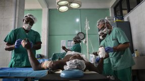 Paul* från nordvästra Kamerun ligger på operationsbordet på St Mary-sjukhuset i Bamenda. 