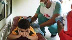 Fyraåriga Hamza får vård på en sjukhussäng i Karantina, Beirut efter explosionen i augusti 2020.