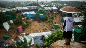 En anställd på Läkare Utan Gränser blickar ut över världens största flyktingläger i Cox's Bazar, Bangladesh.