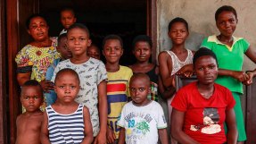 Tanyi Serah i Kamerun tar hand om 24 barn.