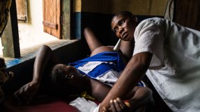 Octavia Braza, som bor i Nzacko, Centralafrikanska republiken, ligger på en brits i färd med att föda sitt sjunde barn. Barnmorskan Sylvia lyssnar på bebisens hjärtslag.