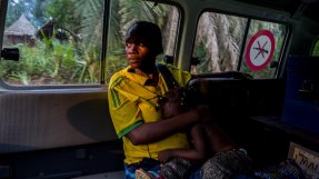 Veronique som är gravid i sjunde månaden sitter i en av Läkare Utan Gränsers bilar i centralafrikanska republiken och tittar ut genom ett fönster.