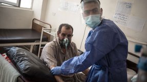 En sjukvårdsanställd tittar till en patient som får syrgas på sjukhuset i Raqqa i nordösta Syrien. 