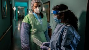 Marina González, som arbetar med vatten och sanitet, och logistikern Jesús Montes på ett av de äldreboenden som vi stöttade under coronapandemin i Spanien.