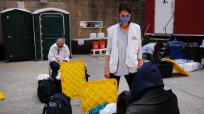 Renée Corbett, som arbetar med vatten och sanitet för Läkare Utan Gränser, pratar med en person som besöker våra tillfälliga duschar i samband med coronapandemin i New York, USA.