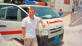 Läkaren Tomas Jansa står framför en ambulans i Jemen.