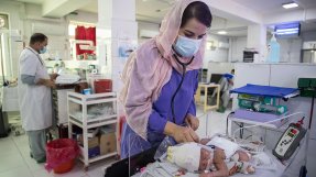 En barnläkare undersöker en nyfödd bebis på neonantalavdelningen på Khost sjukhus i Afghanistan.