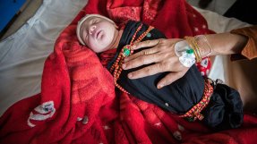 En nyfödd bebis, inlindad i en filt, på Khost sjukhus i Afghanistan.