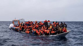 Räddningspersonal från Läkare Utan Gränsers räddningsfartyg Geo Barents når fram till en överfull träbåt på centrala Medelhavet.