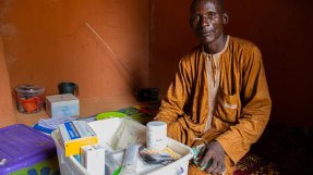 Salissou, i Niger, gör i ordning lådan med  läkemedel som han ger till barn med  malaria, diarré och luftvägsinfektioner.